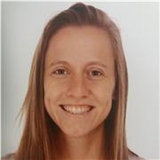 Maestra de educación primaria con mención en Educación Física, entrenadora de balonmano y monitora de multideporte.